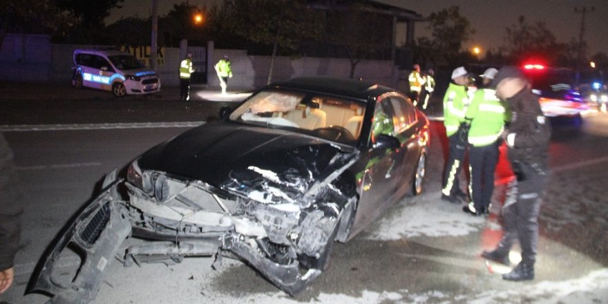 Polis aracına otomobil çarptı: 2’si polis, 3 yaralı