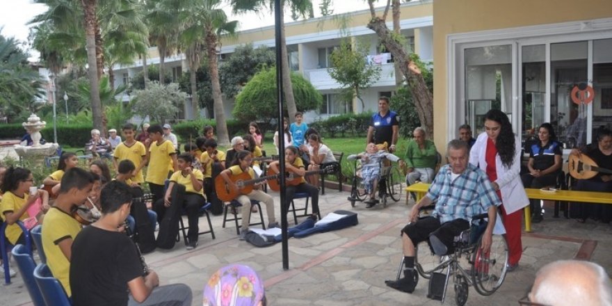 Toplum polisi, çocuklarla huzurevi sakinlerini müzikle buluşturdu