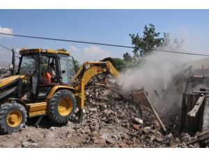 Mamak'ta Metruk Evler Yıkılıyor