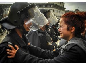 Polis Ve Gösterici Birbirlerini Teselli Etti