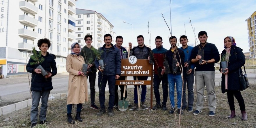 Ak Parti Yakutiye Gençlik teşkilatı 300 fidanı toprakla buluşturdu