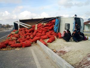 Devrilen kamyonda burnu bile kanamadı