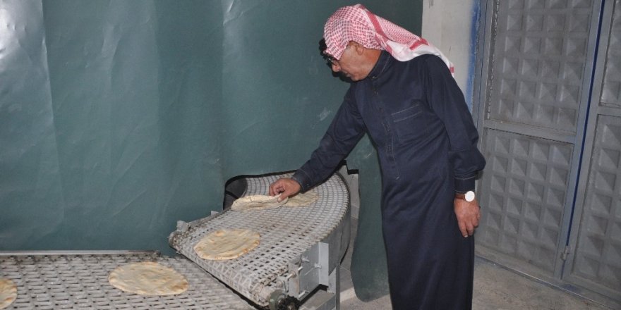 Dünyaca ünlü Suriyeli sanatçı Akçakale’de fırın açıp fakirlere ekmek dağıtıyor