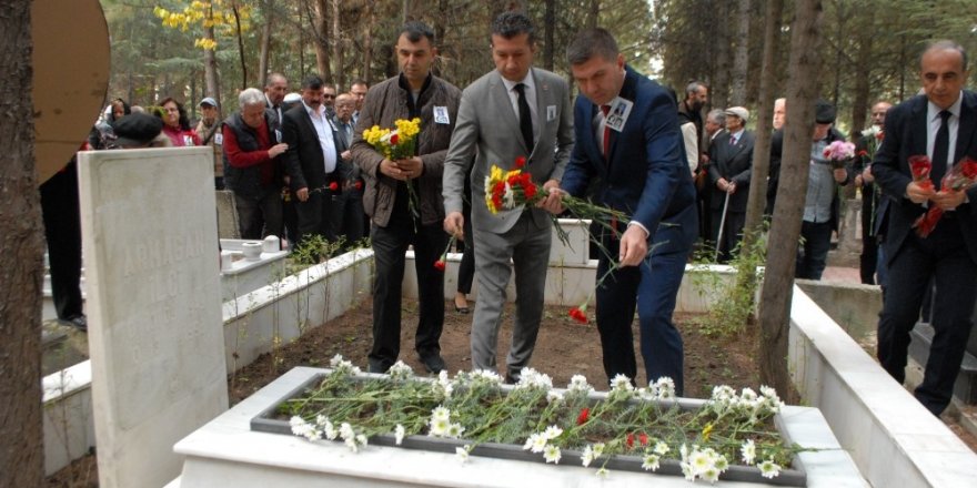21 yıl önce kazada ölen belediye başkanı mezarı başında anıldı