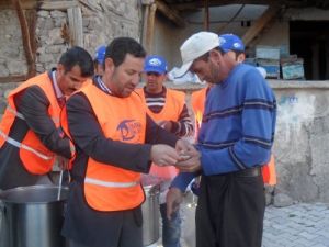 Kimse Yok Mu Derneği, Alevi Vatandaşların Yaşadığı Köyde Aşure Dağıttı