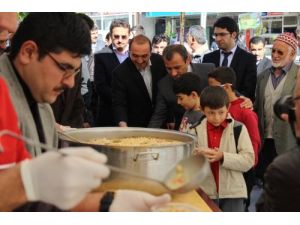 Sesiad, Aşure Dağıttı