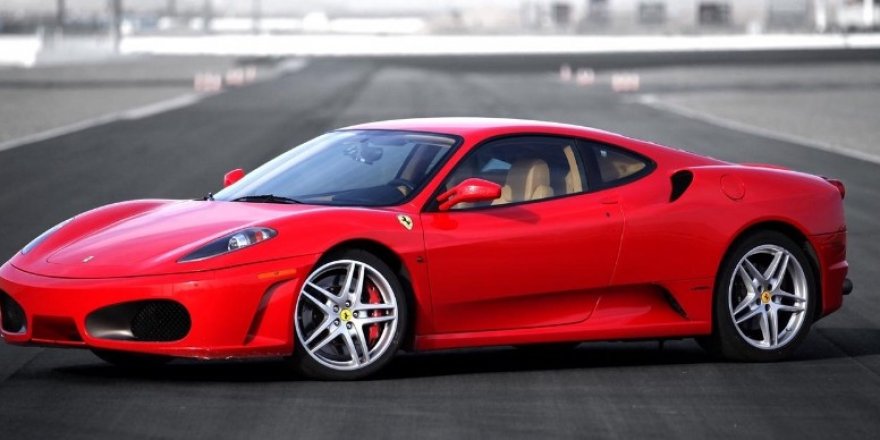 İcradan satılık kırmızı Ferrari