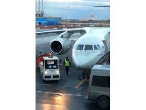 Rusya’da Uçaktan Valizlerin Yere Atılarak Boşaltılması Kameraya Yansıdı