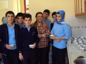 Okul Müdüresi Öğrencilerine Aşure İkram Etti