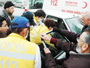 Otomobilde sıkışan kadını sağlık ekipleri kurtardı