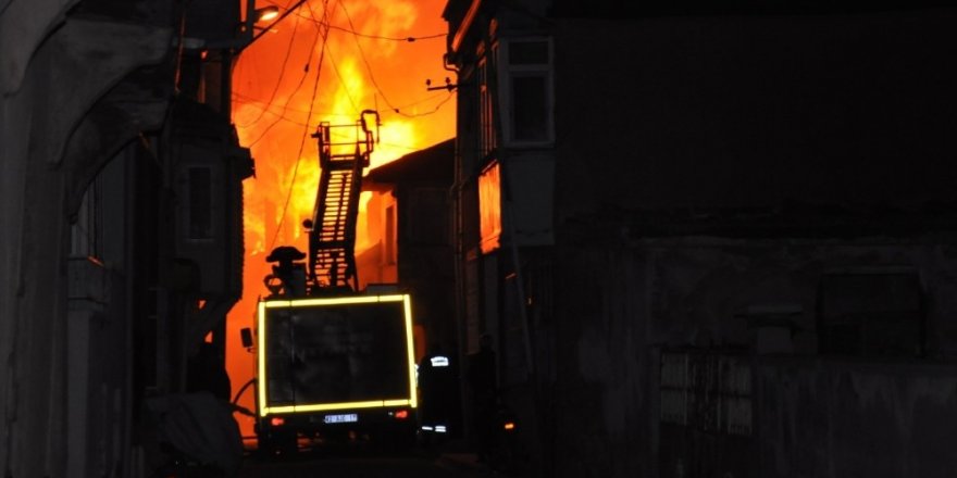 Konya’da metruk bina alev alev yandı