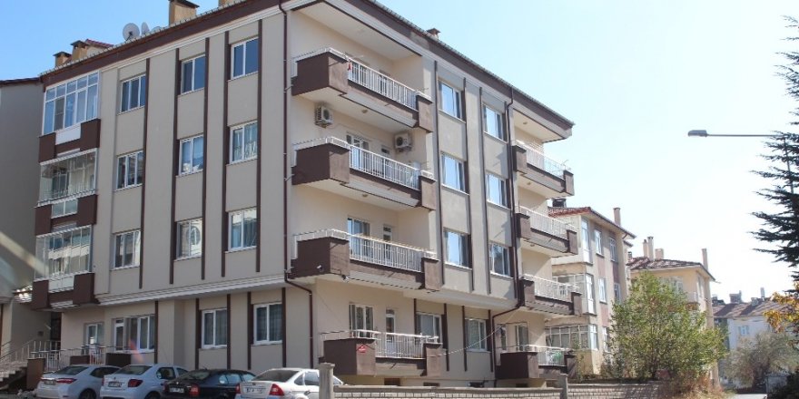 Kiremitleri değiştirirken 4 katlı apartmanın çatısında düşüp öldü