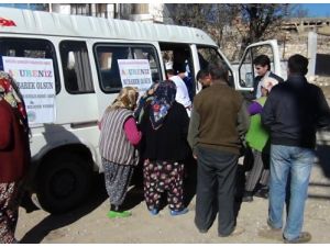 Akdağmadeni Sevenler Derneği Köylerde Aşure Dağıttı