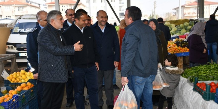 Kaymakam Budan halk pazarında incelemelerde bulundu