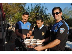 Polis Ve Jandarma Bin 250 Kase Aşure İkram Etti