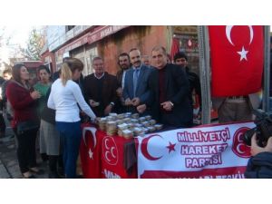 Ardahan'da Mhp'li Kadınlar Aşure Dağıttı