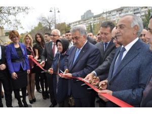 Bakan Yazıcı Bakü'de Mağaza Açılışı Yaptı