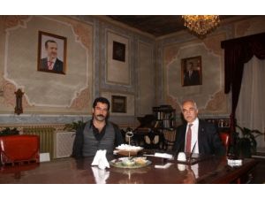 Aktör İmirzalıoğlu Darülaceze’yi Ziyaret Etti