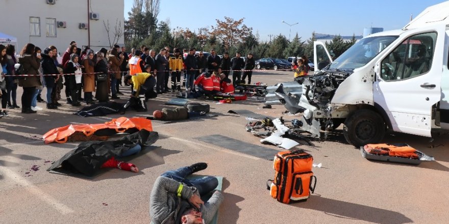 Aksaray’da sağlıkçılardan gerçeğini aratmayan kaza tatbikatı