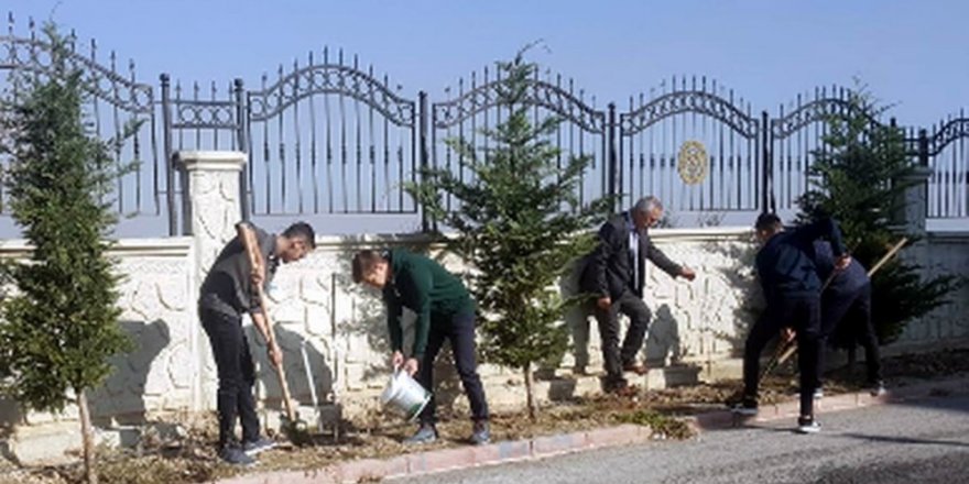 Konya’da fen lisesinden her mezun öğrenciye bir fidan