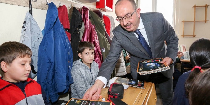 Başkan Kavuş, Bilim Kurdu Dergisi’ni öğrencilere dağıttı