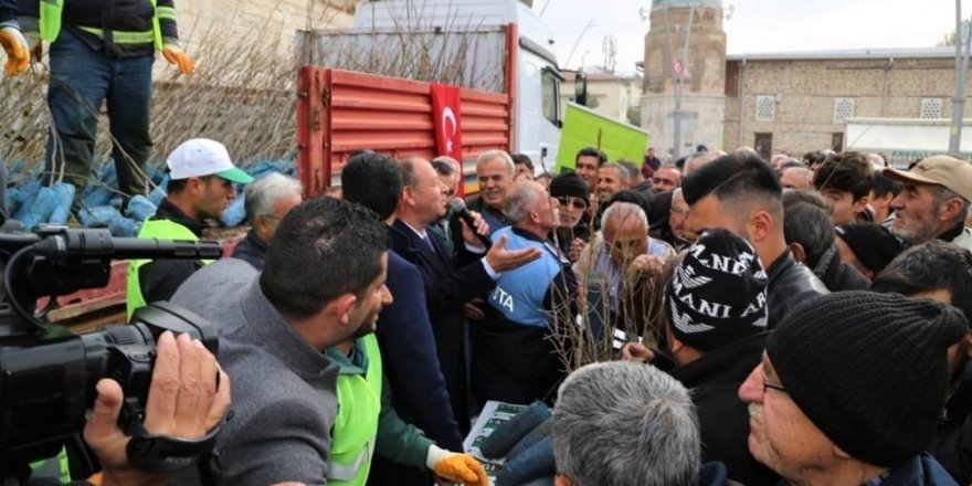 Ereğli Belediyesinden fidan dağıtımı gerçekleştirdi