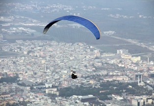 Yamaç paraşütüyle 3 saate Konya'ya geldi