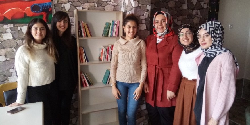 Karaman’da üniversite öğrencileri kitap okuma etkinliği düzenledi
