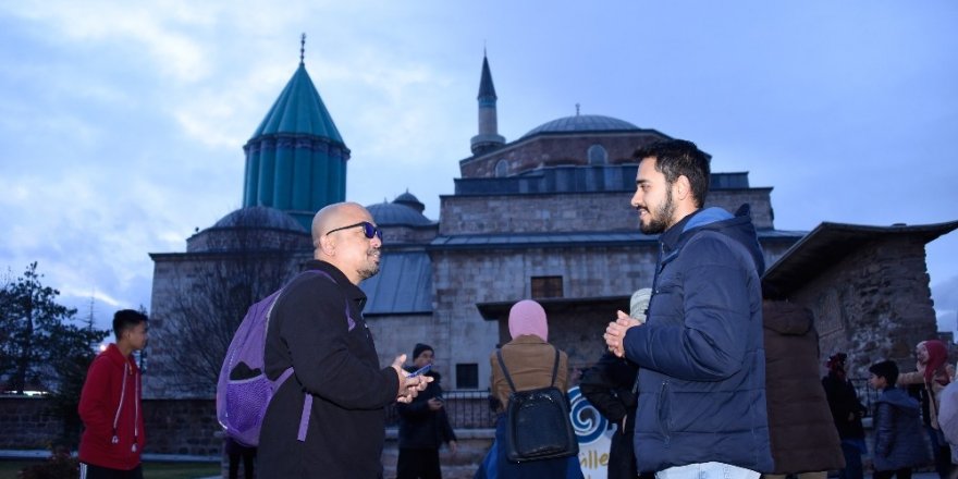 Gençler turistlerle konuşarak yabancı dillerini geliştiriyor