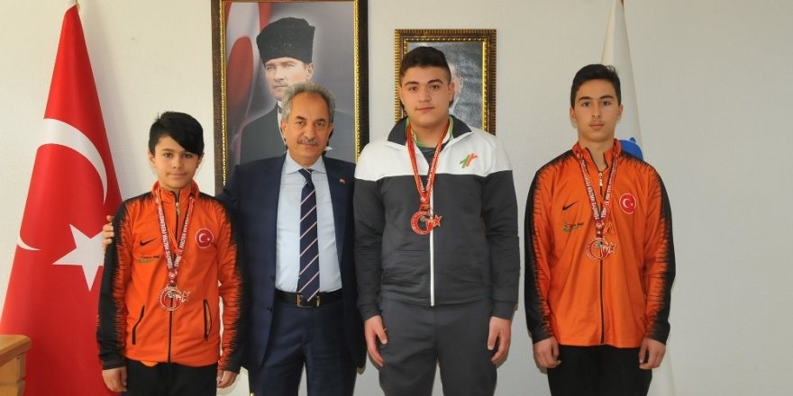 Başkan Akkaya’dan şampiyon sporculara altın