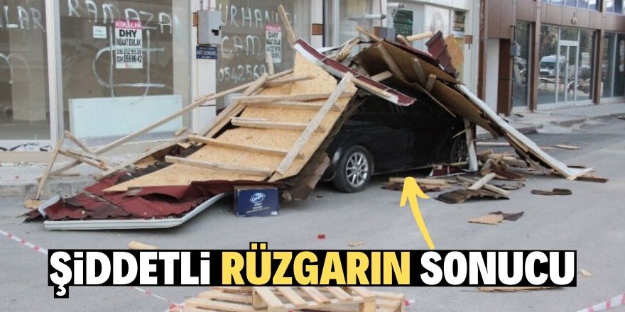 Rüzgarın uçurduğu çatı otomobilin üzerine düştü