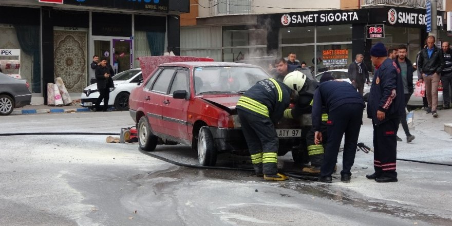 Konya’da seyir halindeki otomobil yandı