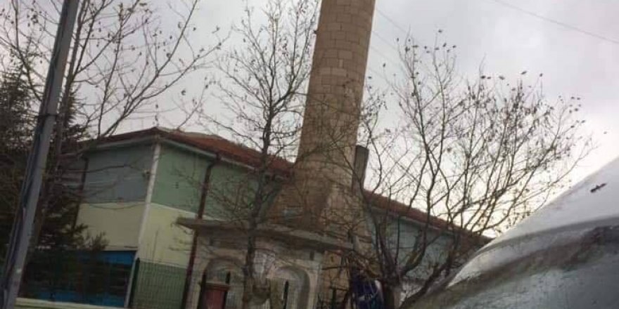 Karaman’da şiddetli rüzgar köy camisinin minaresini yıktı