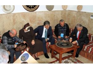 Cumhurbaşkanı Gül Erzincan’da Bakır Tabağa İşleme Yaptı