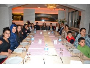 Yuvada Kalan Çocukların Doğum Günü Sevinci