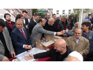 Bakan Bağış Aşure Dağıttı