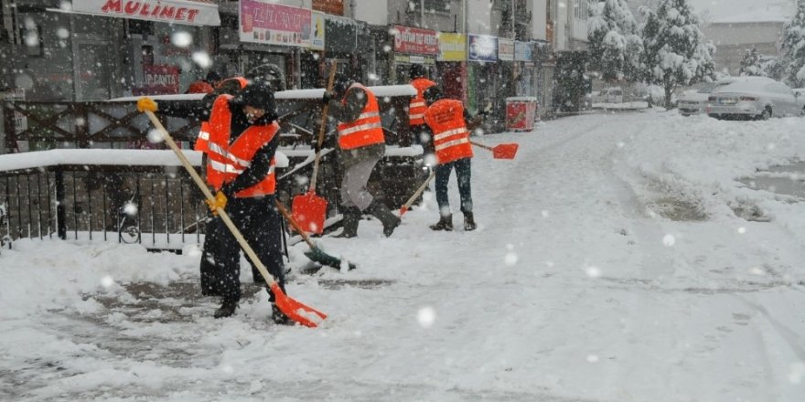 Kar temizleme çalışmaları aralıksız devam ediyor