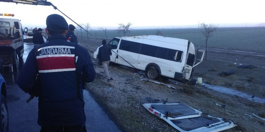 Buzlu yolda araçlar şarampole yuvarlandı: 12 yaralı