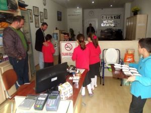 Düzce Fatih Koleji Öğrencileri Aşure Dağıttı