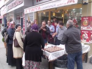 Hayırsever Lokantacı Cuma Namazı Sonrası Aşure Dağıtı