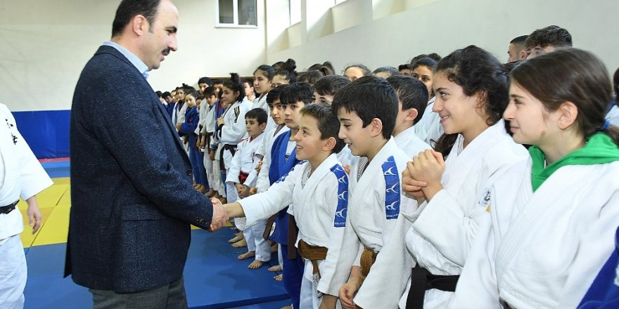 Başkan Altay, 8 ilden gelerek Konya’da kamp yapan judocularla buluştu