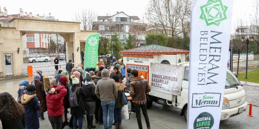 Meram Gençlik Meclisi üniversite öğrencilerine süt ikram etti