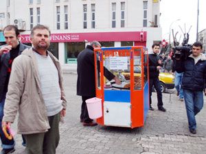 Ekmeğini kardeşiyle paylaştı