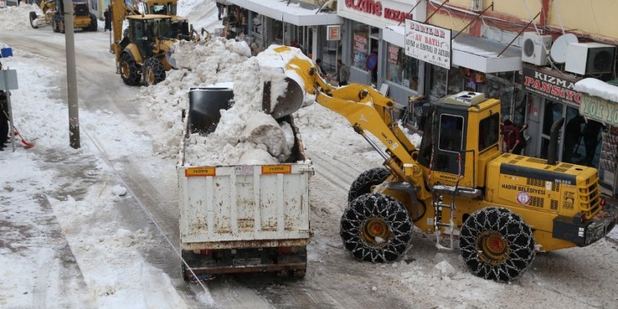 Kar yığınları kamyonlarla şehir dışına taşınıyor