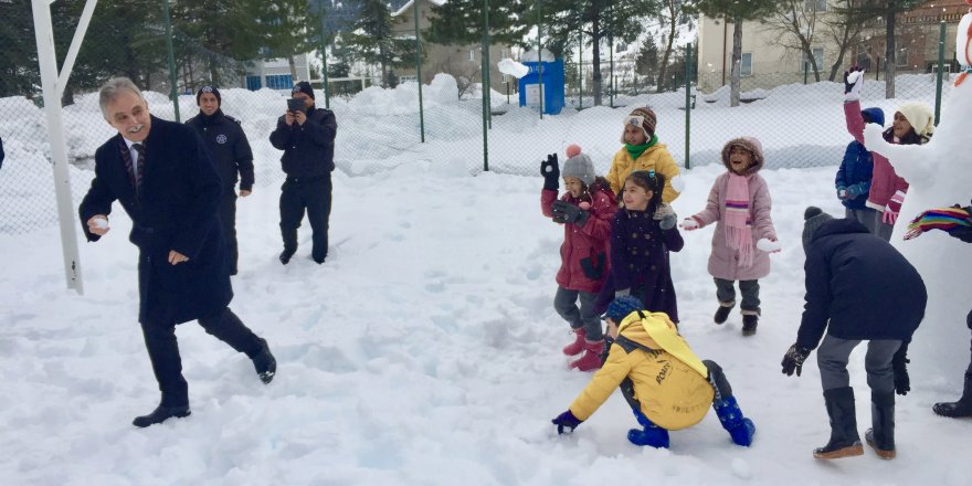 Konya Valisi Toprak çocuklarla kartopu oynadı