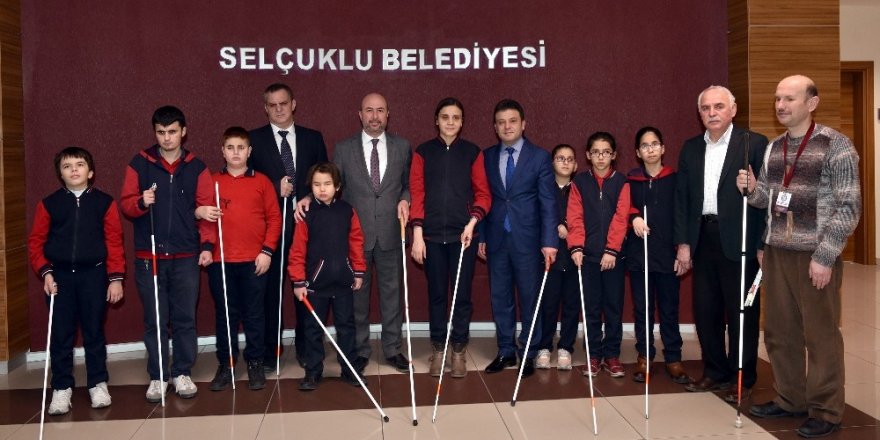 Beyaz Baston Görme Engelliler Haftasında öğrencilerden Başkan Pekyatırmacı’ya ziyaret