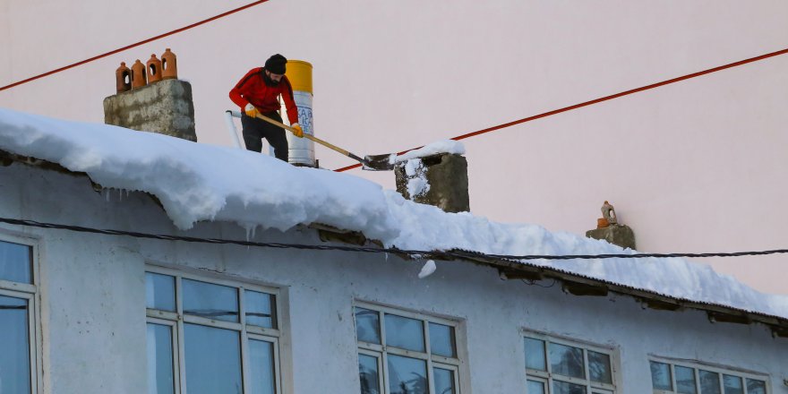 Hadim'de çatılar kardan temizleniyor