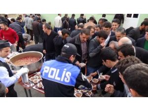 Hakkari'de Polis Aşure Dağıttı