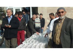 Cuma Namazı Çıkışında Aşure Dağıtıldı