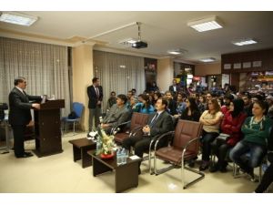 Rektör Akmaz, Yurtta Kalan Öğrencilerle Buluştu